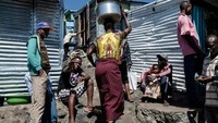 Yang mirisnya lagi, saat malam hari ada tempat prostitusi yang hidup di pulau ini. Wanita penghibur dari 3 negara, (Kenya, Uganda dan Tanzania) merapat ke pulau dan menghibur para lelaki hidung belang. (Yasuyoshi Chiba/AFP/Getty Images)
