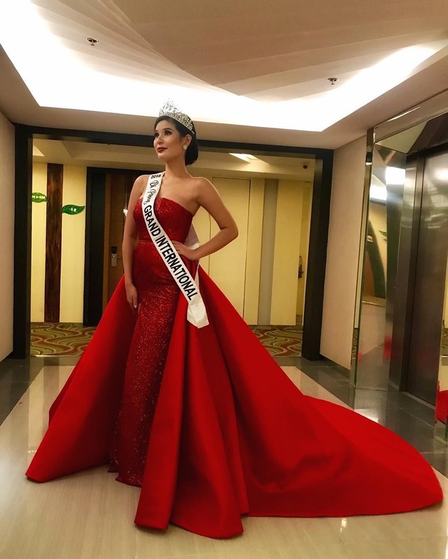 Sebelum malam final, Eva dan para finalis Miss Grand International 2018 menjalani penjurian atau disebut preliminary competion. Pada malam preliminary, Eva tampil dua kali yaitu untuk kompetisi gaun malam dan busana renang. Foto: Dok. Instagram @evapatalinjug