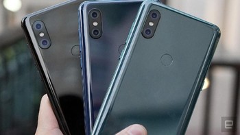Sementara dua kamera belakangnya mempunyai resolusi masing-masing 12 megapixel, di mana kamera utamanya menggunakan sensor IMX 363 dengan ukuran pixel 1,4 mikron dan lensa f/1,8, dan kamera kedua dengan lensa telenya mempunyai bukaan f/2,4 dan ukuran pixel 1,0 mikron. Foto: engadget