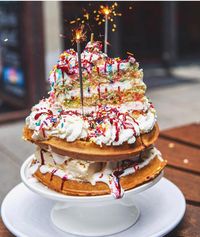 Unik Waffle Ini Diberi Topping Cake Es Krim hingga Kacamata 