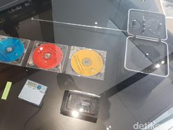 Ponsel OPPO Berbaur dengan Walkman, Nintendo Jadul, dan PS1