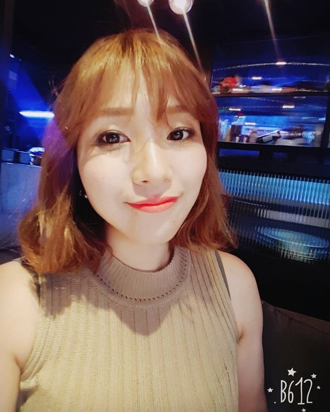  Kang Youngmi kerap kali tampil dalam riasan natural flawless yang membuat wajahnya tampak memukau Foto: Instagram