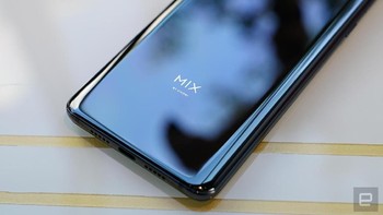 Mi Mix 3 juga akan dilengkapi dengan dukungan jaringan 5G, namun melalui versi khusus yang dirilis pada Q1 2019 mendatang. Foto: engadget