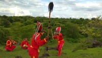 Kalau ini namanya Mpaa Buja Kadanda, semacam permainan perang tombak yang biasanya berbentuk tarian. (dok. Dinas Pariwisata Bima)
