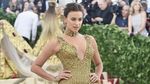 Saat Irina Shayk Pamer Kaki Jenjangnya