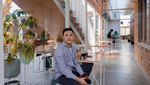Pose PNS Ganteng Junna Aditya yang Suka Pete dan Nongkrong di Kafe