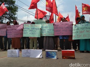 Puluhan Orang di Blitar Demo Terkait Kasus Surat Palsu KPK