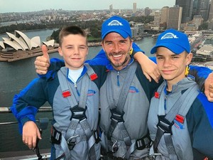 Berani! David Beckham Ajak 2 Anaknya Mendaki Jembatan di Sydney