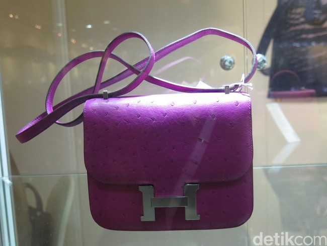 Satu lagi tas Hermes manis berwarna pink menarik yang akan dilelang di Christies Hong Kong bulan depan. Kali ini hadir dalam varian Mini Constance. Rose Poupre Ostrich Mini Constance 18 with Palladium Hardware berikut dilelang $12,500 (Rp 189 jutaan) hingga $18,500 (Rp 281 jutaan). Foto: Rahmi/Wolipop
