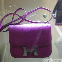 Satu lagi tas Hermes manis berwarna pink menarik yang akan dilelang di Christies Hong Kong bulan depan. Kali ini hadir dalam varian Mini Constance. Rose Poupre Ostrich Mini Constance 18 with Palladium Hardware berikut dilelang $12,500 (Rp 189 jutaan) hingga $18,500 (Rp 281 jutaan). Foto: Rahmi/Wolipop