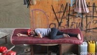 Tempat tinggal semi permanen yang mereka dirikan juga hanya mampu menampung untuk mereka tidur saja.