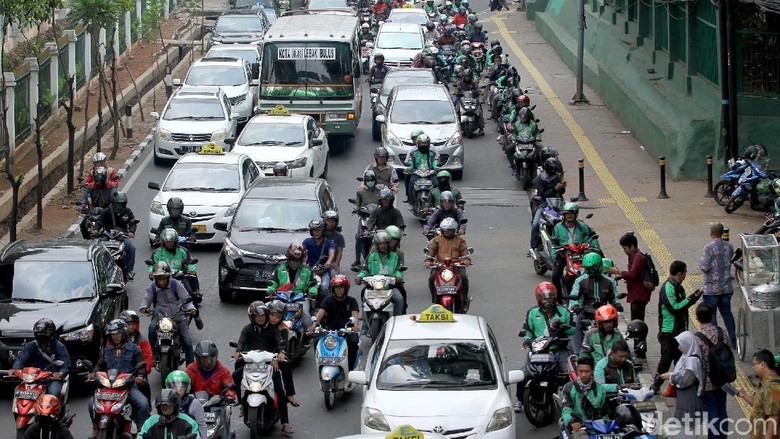 Jalan Palmerah Macet Akibat Ojol dan Taksi Sejumlah ojek online dan taksi tampak menunggu pelanggan di pinggiran Jalan Palmerah, Jakarta. Akibatnya, kemacetan pun tak terhindarkan.