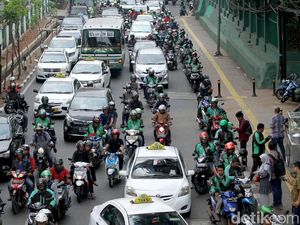 Perlintasan KA Palmerah Ditutup dan Keinginan Luhut Jual Komodo