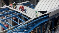 Sejumlah orang tampak sibuk mengerjakan pembangunan Stasiun Buaran, Jakarta Timur.