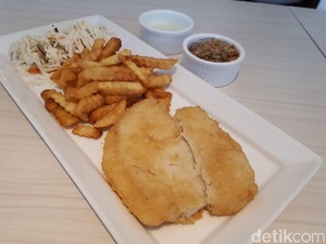 Fish & Chips House: Enaknya Makan Fish & Chips Dicocol Sambal Matah di Resto Mungil