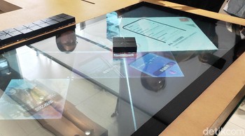 Salah satu LED interaktif yang berisikan informasi mengenai produk Oppo. Foto: Kris Fathoni/detikINET