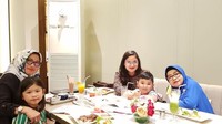 Begini kekompakan ibu, istri dan mertua Wendi saat makan bersama. Dua anak Wendi dan Ayu tentu jadi sumber kebahagiaan mereka. Foto: Instagram wendicagur