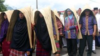 Ada juga Pawai Lupe, yaitu jas hujan yang terbuat dari daun pandan. Lupe merupakan jas hujan tradisional dari Desa Sambori, Bima. (dok. Dinas Pariwisata Bima)