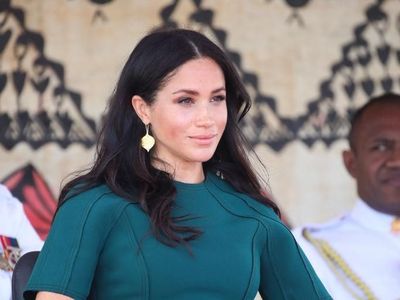 Foto: Meghan Markle Tinggalkan Fiji dalam Balutan Gaun Rp 36 Juta