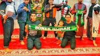 Fajar mengatakan kajian itu mendapat respons positif baik dari jemaah maupun di media sosial.  Reaksi mayoritas positif, meskipun ada juga yang kontra. 
