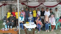 Melihat open tournament sepak bola antar kampung se-Tangerang Selatan, anggota pengurus Majelis Ulama Indonesia Pusat untuk Komisi Hubungan Luar Negeri dan Kerjasama Internasional itu terlihat disuguhkan beberapa buah dan jajanan pasar.  Foto: Facebook Sitii Haniatunnisa