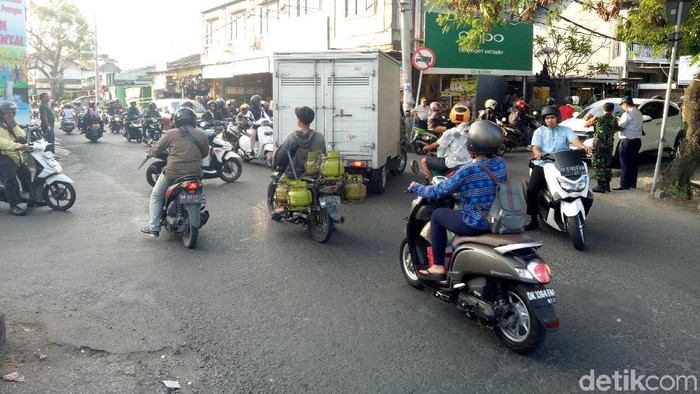 Heboh Aksi Bule Atur Lalin di Bali