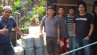 Salah satu pencetus ide ini adalah Andi Hilmy Mutawakkil. Dia adalah mahasiswa semester akhir di Jurusan Antropologi di Universitas Negeri Makassar (UNM). Dia mengatakan, untuk wilayah Makassar, terdapat sekitar 17 ton minyak bekas pakai yang keluar setiap harinya dari hotel, restoran, dan rumah tangga. Istimewa.