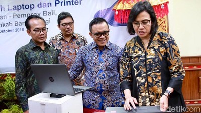 Gaya Sri Mulyani Bagi-bagi Ratusan Laptop Bekas IMF-WB Meeting