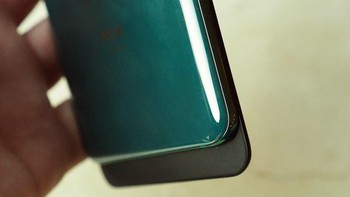 Penampakan bagian belakang versi warna Jade Green. Foto: Pocket Lint