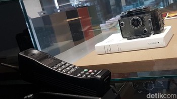 Ada alasan sendiri mengapa barang-barang jadul ini dipajang di toko OPPO: mengingatkan pesatnya perkembangan teknologi dan keberadaan smartphone kini sudah menggantikan fungsi banyak hal. Foto: Kris Fathoni/detikINET