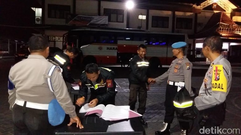 Puluhan Personel Polres Trenggalek Bantu Amankan Coblos Ulang Sampang Puluhan Personel Polres Trenggalek Bantu Amankan Coblos Ulang Sampang