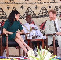 Pangeran Harry juga tak kalah necis. Pewaris keenam takhta Kerajaan Inggris itu tampak gagah dengan setelan abu-abu dan suede boots coklat. (Foto: Getty Images)