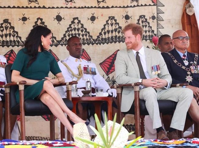 Pangeran Harry juga tak kalah necis. Pewaris keenam takhta Kerajaan Inggris itu tampak gagah dengan setelan abu-abu dan suede boots coklat. (Foto: Getty Images)