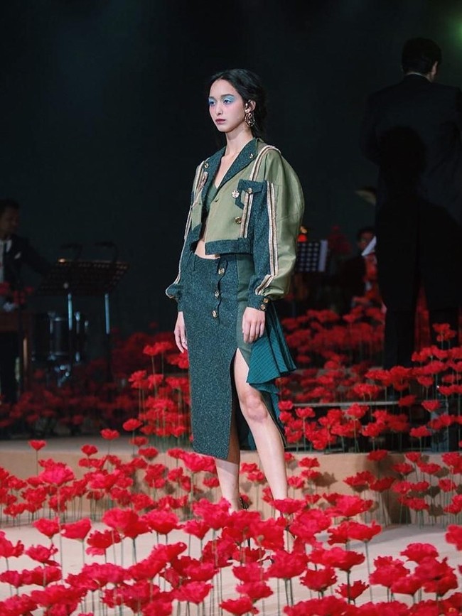 Sebelum ikut Asias Next Top Model, Dana sudah menjadi model untuk desainer lokal. Begini aksinya saat beraksi di catwalk. (Foto: Instagram/@dsloz)