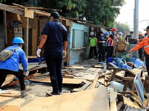 PT KAI Tertibkan 165 Bangunan di Kampung Bandan dan Angke