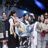 Saat finale, Dian berjalan bersama dua founder Cottonink, Ria Sarwono dan Carline Darjanto. Berbeda dengan sebelumnya, saat finale ia tampil ceria dan tersenyum lebar membuat penonton tambah terpesona. (Foto: Moh. Abduh/Wolipop)