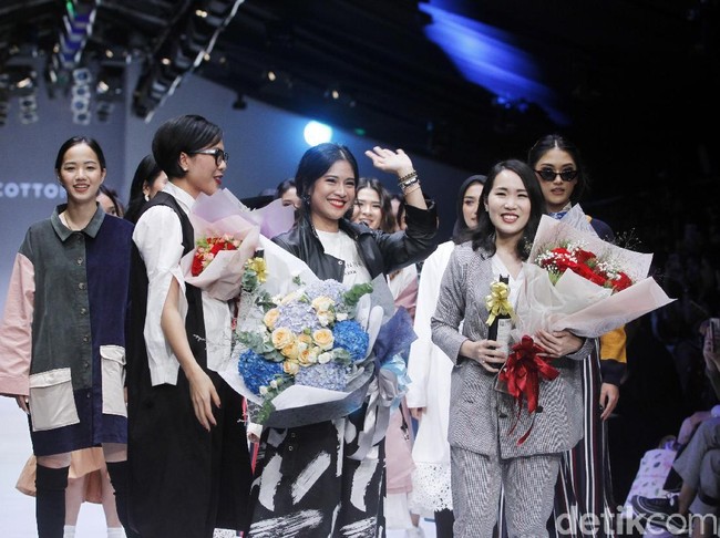 Saat finale, Dian berjalan bersama dua founder Cottonink, Ria Sarwono dan Carline Darjanto. Berbeda dengan sebelumnya, saat finale ia tampil ceria dan tersenyum lebar membuat penonton tambah terpesona. (Foto: Moh. Abduh/Wolipop)