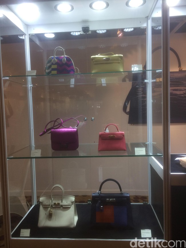 Christies Hong Kong menawarkan sebanyak 249 tas Hermes dalam pelelangannya untuk musim gugur 2018 yang berlangsung 24-26 November nanti. Sebanyak 70% koleksi adalah tas edisi terbatas yang diproduksi baru-baru ini. Enam di antaranya yang bernilai hingga ratusan juta dipamerkan di Grand Hyatt Jakarta pada 25-26 Oktober 2018. Foto: Rahmi/Wolipop