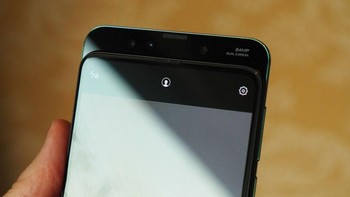 Ketika ingin selfie, cukup digeser ke atas seperti ini. Foto: Pocket Lint