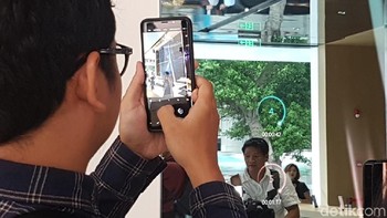 Kerennya lagi, durasi waktu charging masing-masing ponsel akan muncul di sebuah panel LED besar pada kedua sisi kursi. Foto: Kris Fathoni/detikINET
