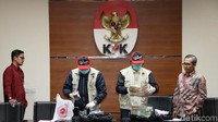 Wakil Ketua KPK Alexander Marwata bersama jubir KPK, Febri Diansyah menunjukan barang bukti OTT Bupati Cirebon, di Jakarta, Kamis (25/10/2018).