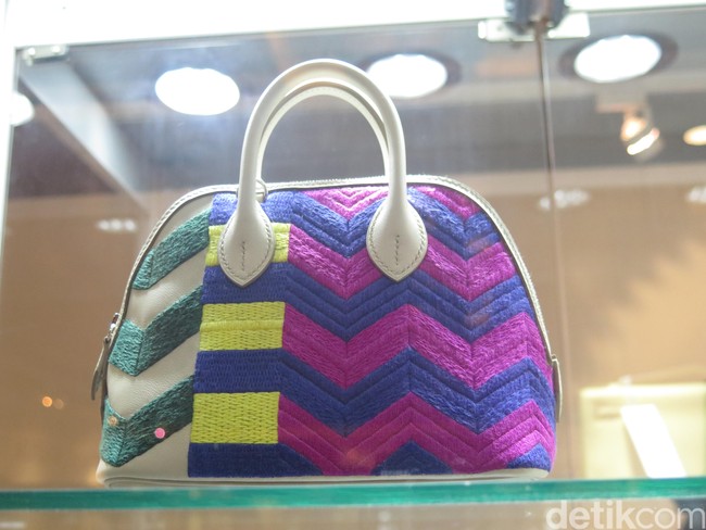 Tas Hermes dengan warna-warna terang banyak diburu orang-orang Asia, termasuk Indonesia. Bukan tak mungkin jika Rose Pourpre, Blue Saphir & Beton Embroidered Swift Leather Mini Bolide 1923 with Palladium Hardware berikut akan jadi rebutan. Apalagi tas yang dilelang mulai $5000 (Rp 75 jutaan) hingga $7500 (Rp 113 jutaan) ini adalah keluaran edisi terbatas produksi 2017. Foto: Rahmi/Wolipop