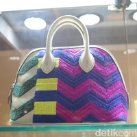 Tas Hermes dengan warna-warna terang banyak diburu orang-orang Asia, termasuk Indonesia. Bukan tak mungkin jika Rose Pourpre, Blue Saphir & Beton Embroidered Swift Leather Mini Bolide 1923 with Palladium Hardware berikut akan jadi rebutan. Apalagi tas yang dilelang mulai $5000 (Rp 75 jutaan) hingga $7500 (Rp 113 jutaan) ini adalah keluaran edisi terbatas produksi 2017. Foto: Rahmi/Wolipop