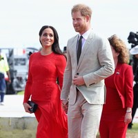 Setelah sebelumnya memakai gaun hijau Jason Wu saat bertolak dari Fiji, Meghan menukarnya dengan gaun merah ketika menginjakkan kaki di Tonga. Adapun warnanya senada dengan warna bendara negara yang berada di pulau kecil tersebut. (Foto: Getty Images)