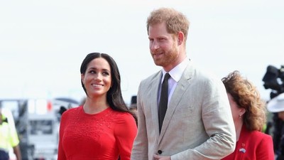 Foto: Ups, Meghan Markle Pakai Gaun yang Masih Ada Label Harganya
