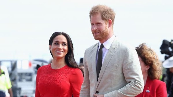 Foto: Ups, Meghan Markle Pakai Gaun yang Masih Ada Label Harganya