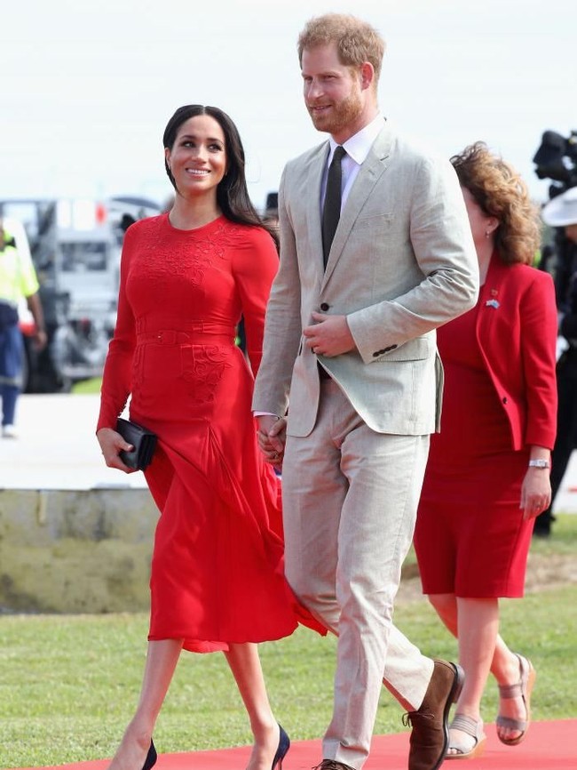 Setelah sebelumnya memakai gaun hijau Jason Wu saat bertolak dari Fiji, Meghan menukarnya dengan gaun merah ketika menginjakkan kaki di Tonga. Adapun warnanya senada dengan warna bendara negara yang berada di pulau kecil tersebut. (Foto: Getty Images)