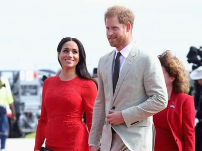 Foto: Ups, Meghan Markle Pakai Gaun yang Masih Ada Label Harganya