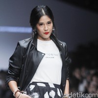 Koleksi bertajuk CottonInkXDianSastro itu merupakan bagian dari ulang tahun Cotton Ink ke-10. Dian jadi muse sekaligus creative director koleksi kolaborasi tersebut. (Foto: Moh. Abduh/Wolipop)