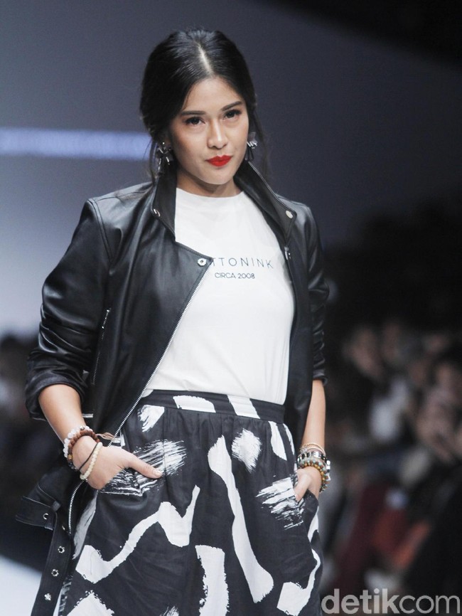 Koleksi bertajuk CottonInkXDianSastro itu merupakan bagian dari ulang tahun Cotton Ink ke-10. Dian jadi muse sekaligus creative director koleksi kolaborasi tersebut. (Foto: Moh. Abduh/Wolipop)